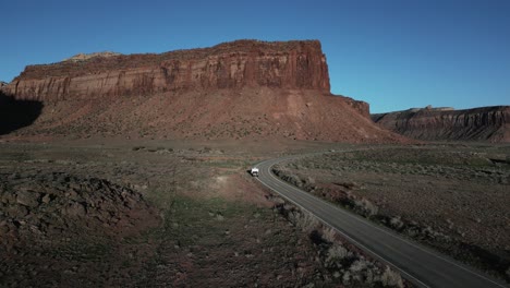 Indian-Creek,-Ein-Ziel-Für-Kletterer-In-Utah,-USA,-Van-Steht-Auf-Der-Straße-Darunter-Und-Verbindet-Nahtlos-Abenteuer-Und-Freiheit-Auf-Der-Offenen-Straße