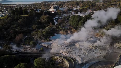 Géiser-Pohutu-De-Vapor-Masivamente-Caliente-En-El-Valle-Termal-De-Te-Puia