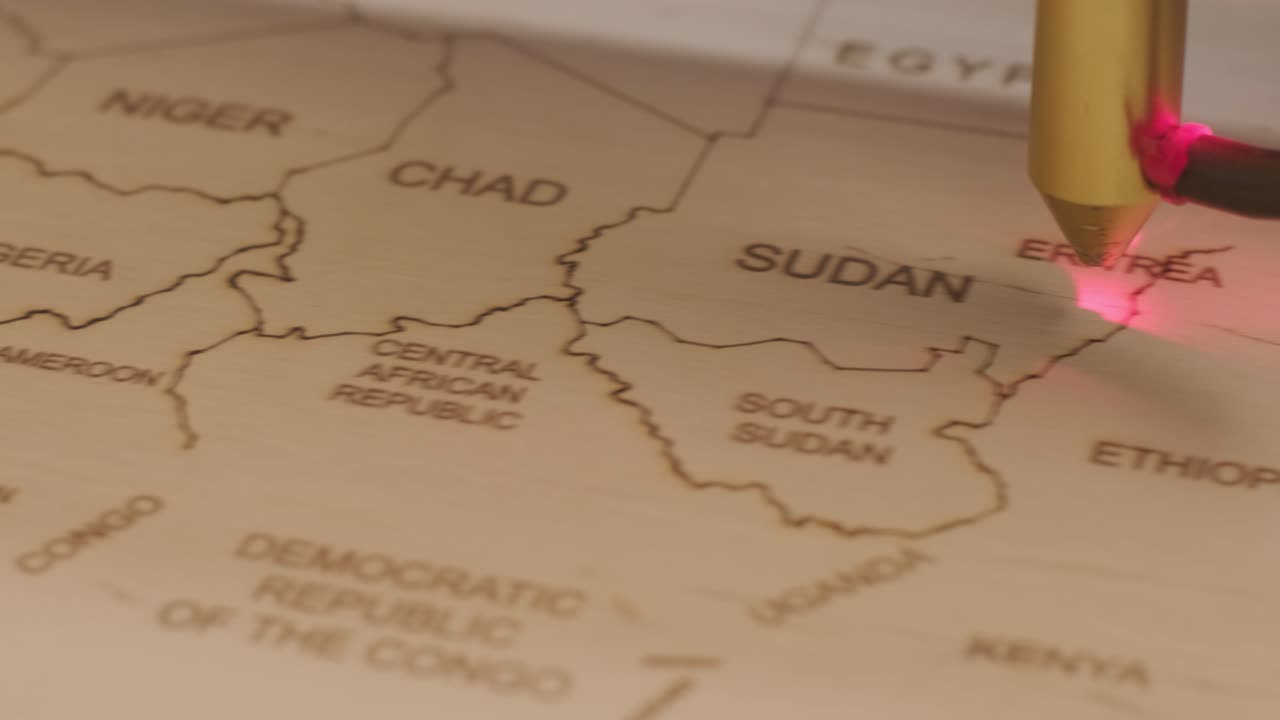 cnc 레이저 절단 기계는 나무판과 플라이우드에 세계 지도를 절단합니다.