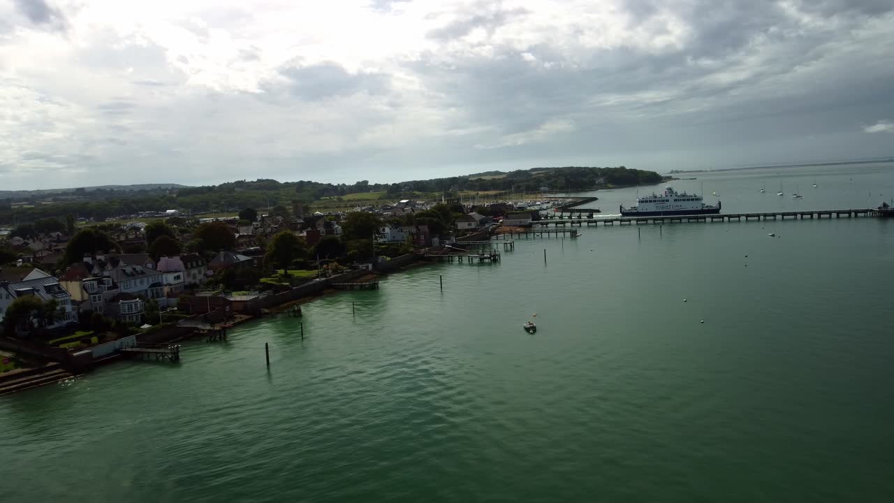 와이트 섬의 항구에서 4k 영상을 촬영한 드론