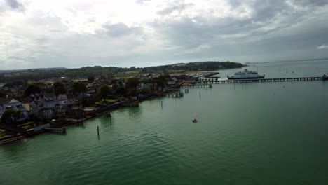Luftdrohne-4K-Aufnahmen-Eines-Hafens-Auf-Der-Isle-Of-Wight