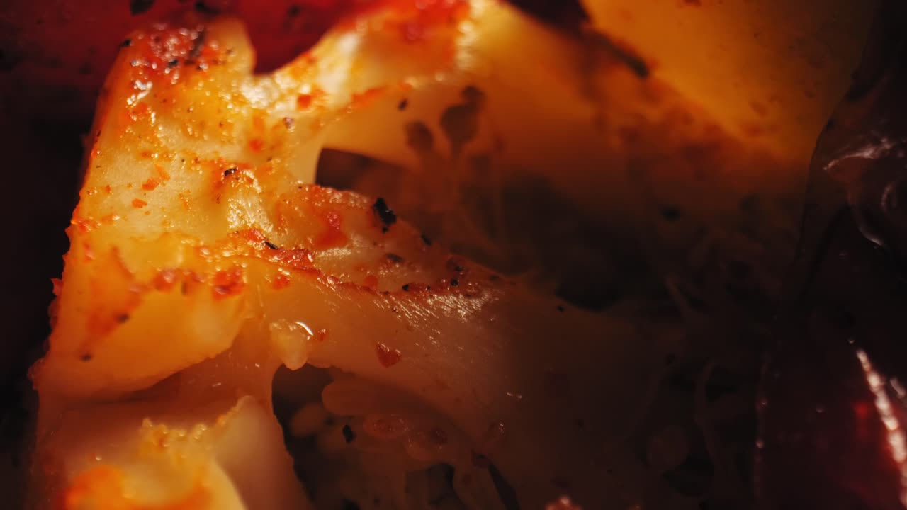 허브로 맛을 낸 구운 콜리플라워의 영화적 클로즈업