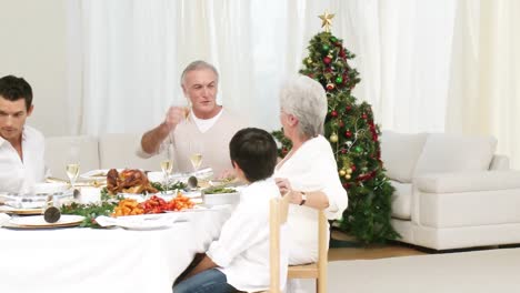 Panorama-Der-Familie,-Die-Weihnachtsessen-Feiert