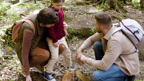 Familiensammeln-Von-Baumstämmen-Und-Trockenen-Blättern-Für-Das-Feuerlager