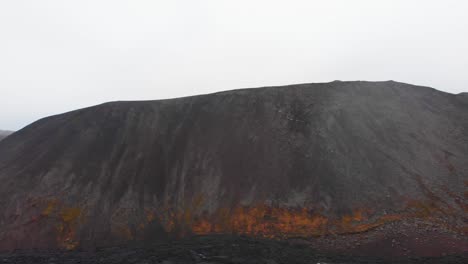 Colinas-Cenicientas-Y-Campo-De-Lava-Negra-Después-De-La-Erupción-Del-Volcán-Fagradalsfjall