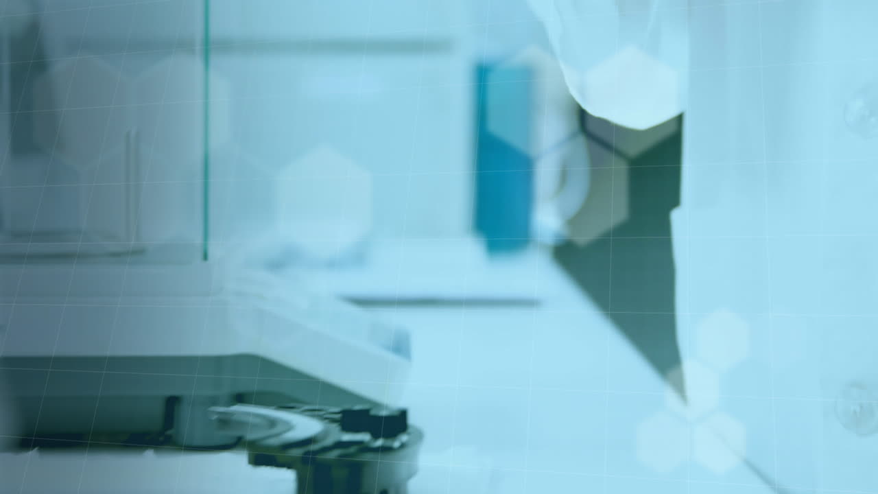 animación del procesamiento de datos científicos sobre un científico caucásico