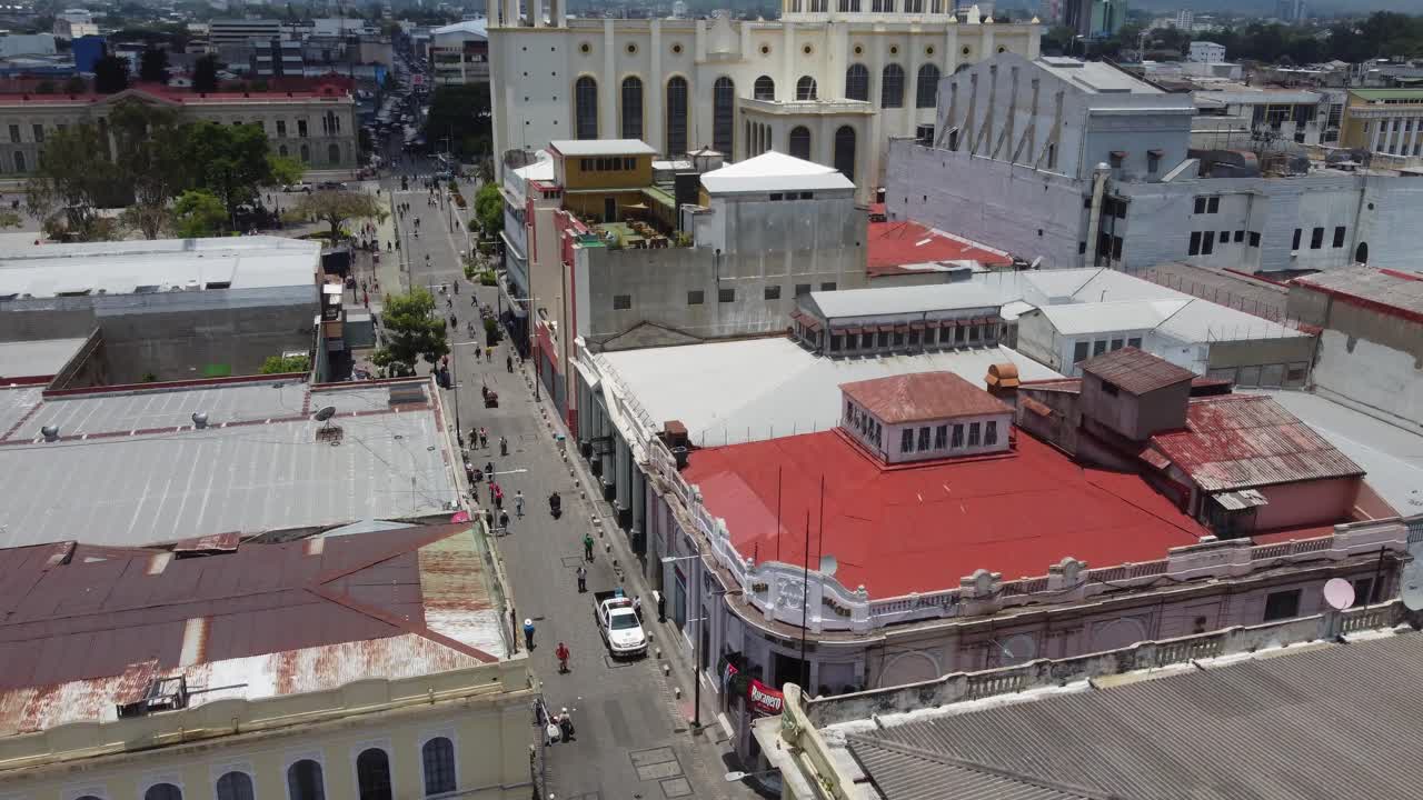 Ripresa aerea che si inclina verso l'alto sulla Cattedrale Metropolitana a San Salvador, El Salvador.