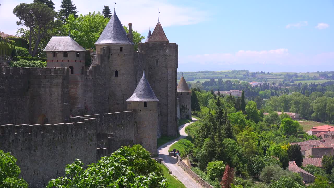 una vista desde las murallas del hermoso castillo fuerte en carcassonne francia 2