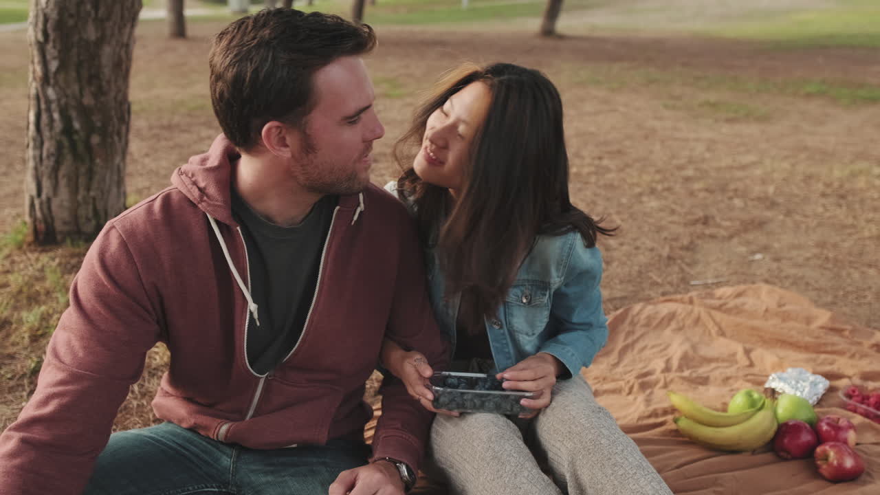 Una coppia che si gode un picnic romantico