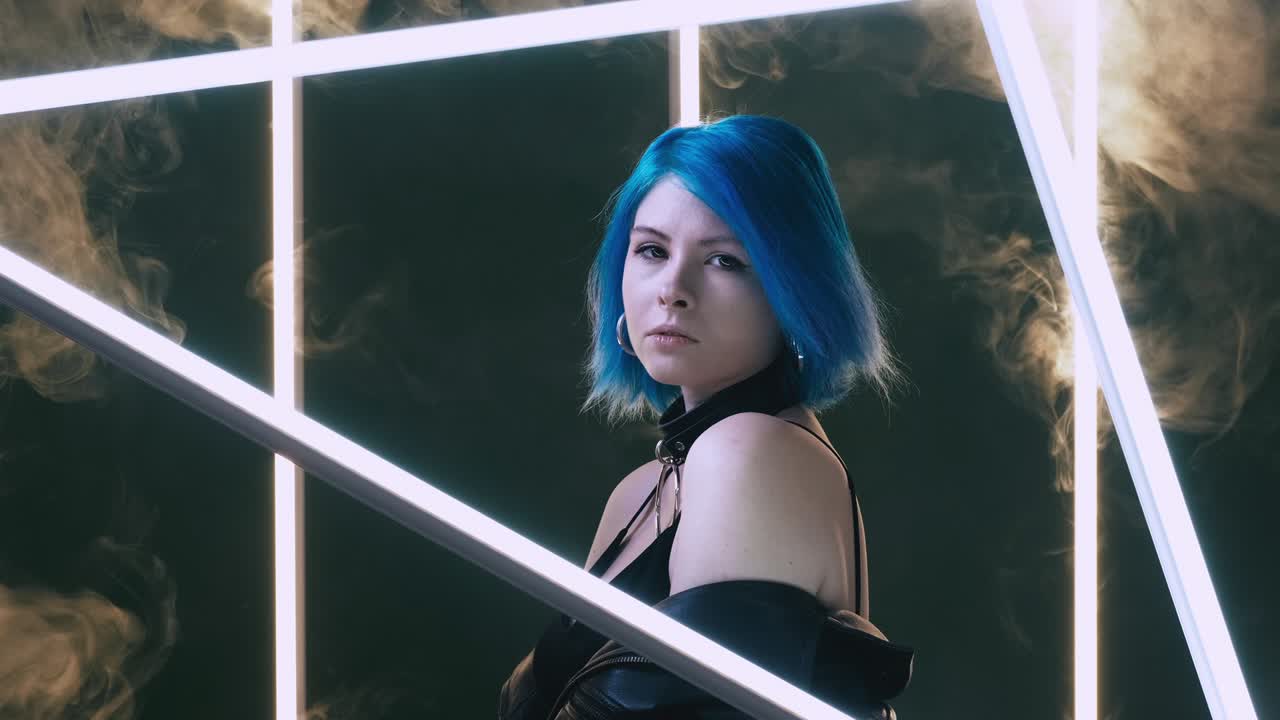 киберпанк-модель футуристического стиля женщина с светодиодной лампой