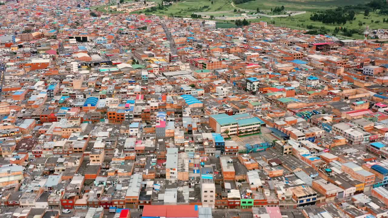 vista aérea de bogotá santamaría con las montañas de los andes al fondo en un día soleado