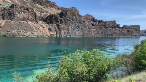 Los-Pescadores-En-Bote-Disfrutan-De-La-Soledad-En-Un-Lago-Profundo-En-El-Centro-De-Wa-Scablands