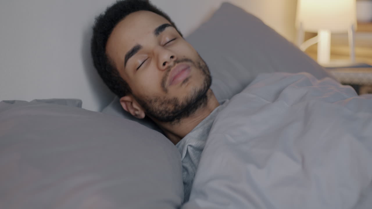 hombre durmiendo en la cama por la noche