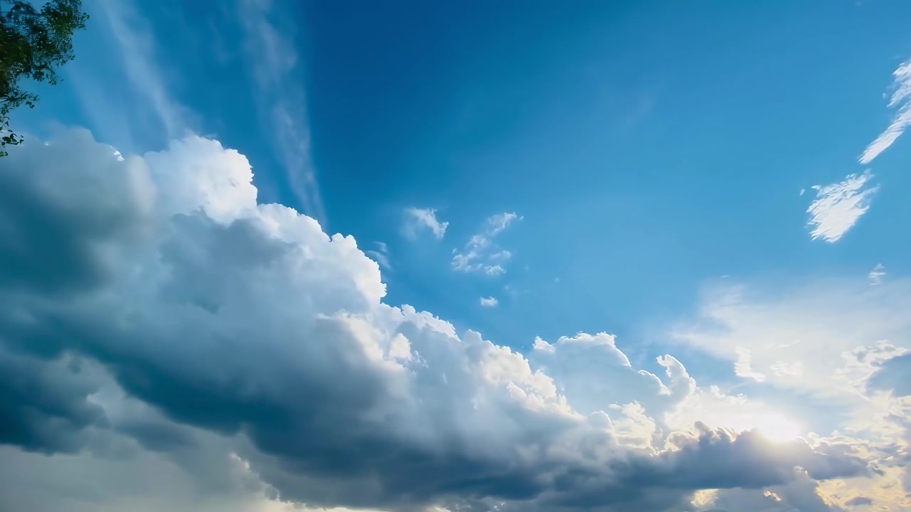 Nuvole bianche che fluttuano in un cielo azzurro brillante