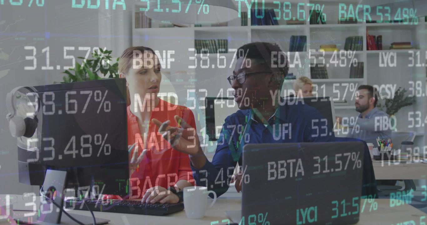 Animation av bearbetning av börsdata över en man och kvinna med olika bakgrund som diskuterar på kontoret.