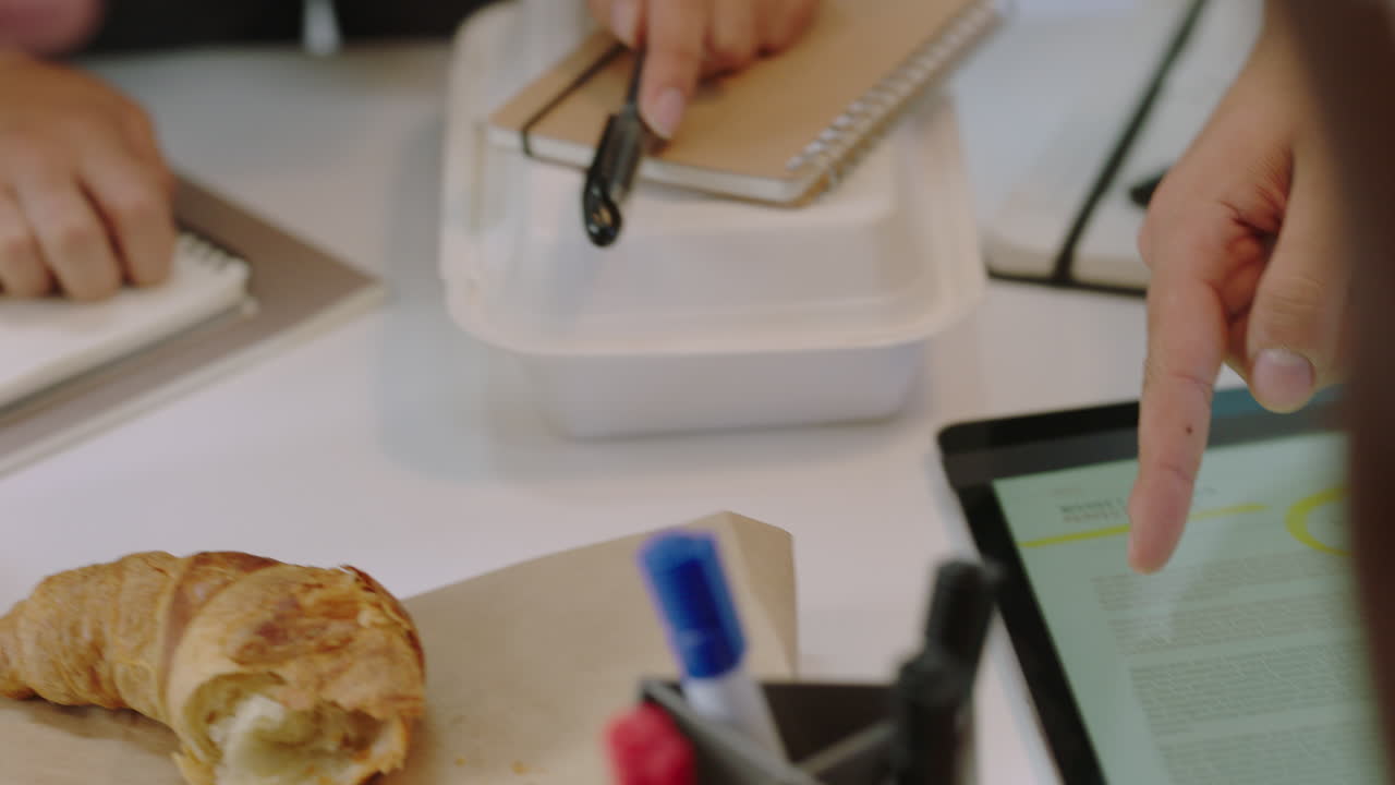 gente de negocios intercambiando ideas usando computadoras tablet trabajando juntos viendo el proyecto en la pantalla en la sala de juntas de la oficina de cerca