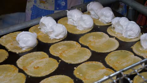 Herstellung-Von-Thailändischem-Nachtmarkt-Taco-Creme-Wüstenkuchen-Im-Straßenrestaurant