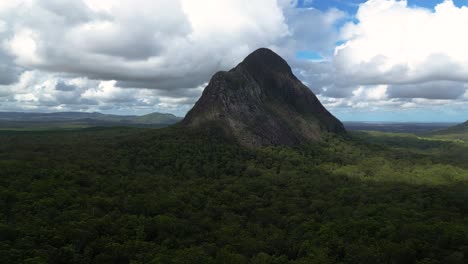 Vista-Aérea-De-Izquierda-A-Derecha-De-La-Cara-Norte-Del-Monte-Beerwah,-La-Más-Alta-De-Las-Montañas-De-Invernadero-En-La-Sunshine-Coast,-Queensland,-Australia