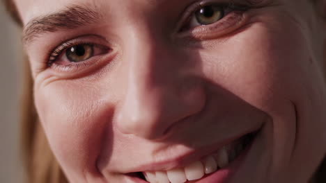 primer plano de una mujer sonriendo