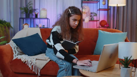 niña estudiante estudiando en casa en una computadora portátil haciendo videoconferencia hablando con una cámara web