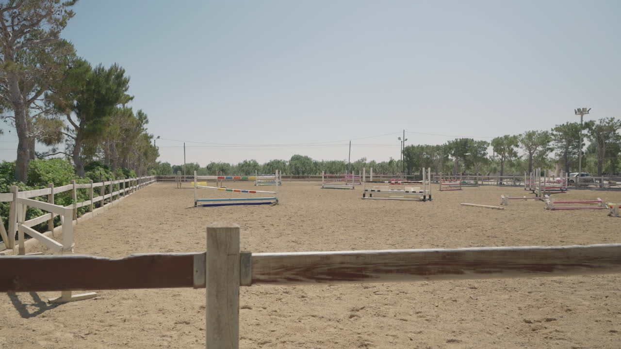 En cámara lenta de un obstáculo ecuestre de madera.