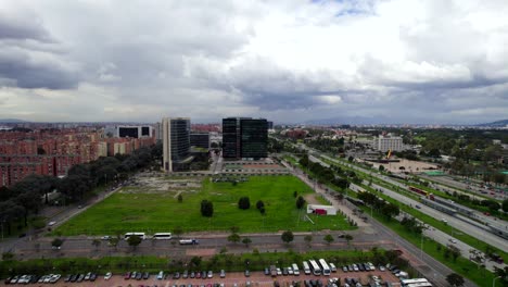 Fusión-De-Lo-Antiguo-Y-Lo-Nuevo-Mientras-Los-Rascacielos-Modernos-Se-Alzan-En-Medio-De-La-Arquitectura-De-La-época-Colonial