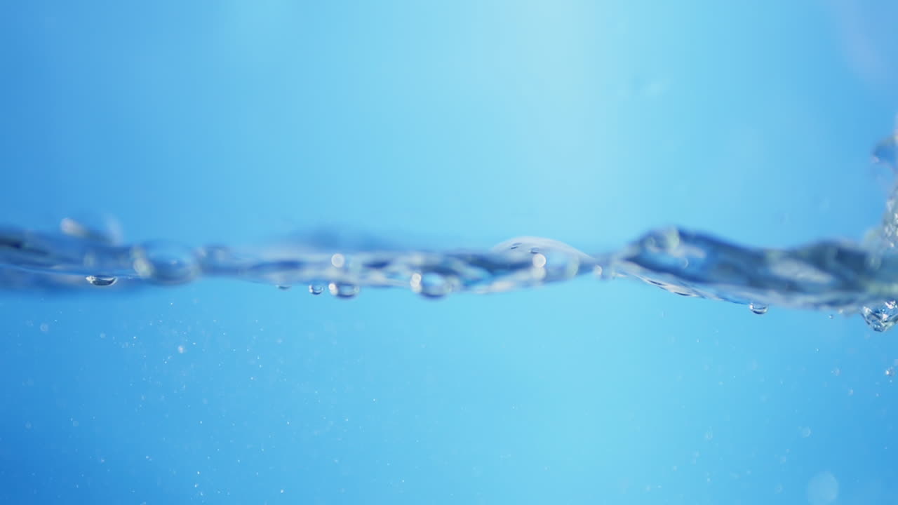 액체 진정성: 부드럽게 흐르는 물 표면, 느린 움직임