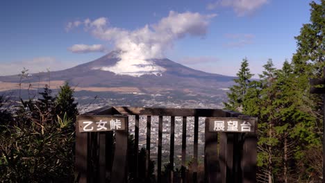 hermosos puntos de vista elevados hacia el monte cubierto de nieve