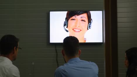 ejecutivos haciendo videoconferencias en la oficina 4k
