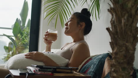 mujer disfrutando de un café en casa