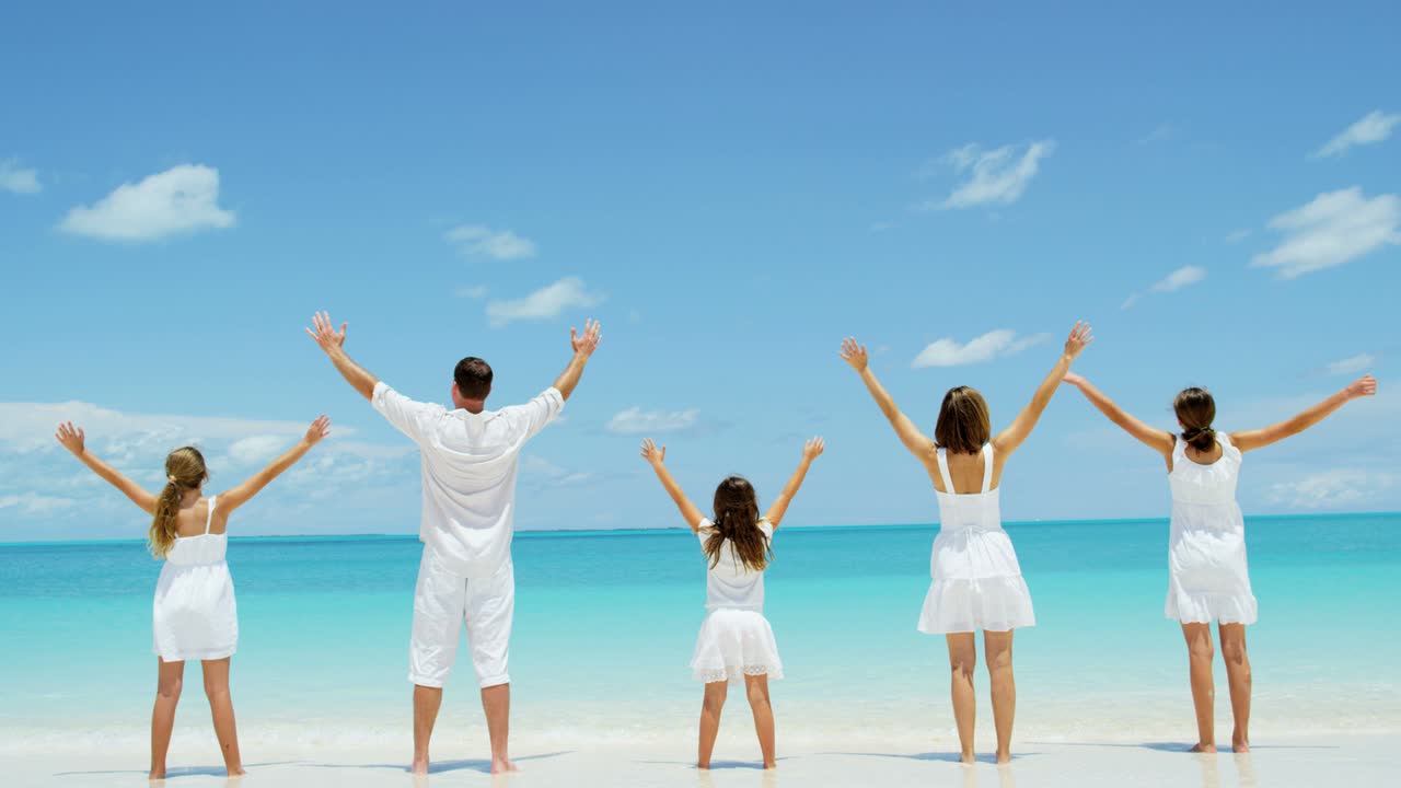 카우카시안 가족은 열대 바다의 해변에서 함께합니다.