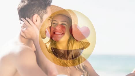 feliz pareja sonriente acurrucada en la playa con sonriente para el día de san valentín
