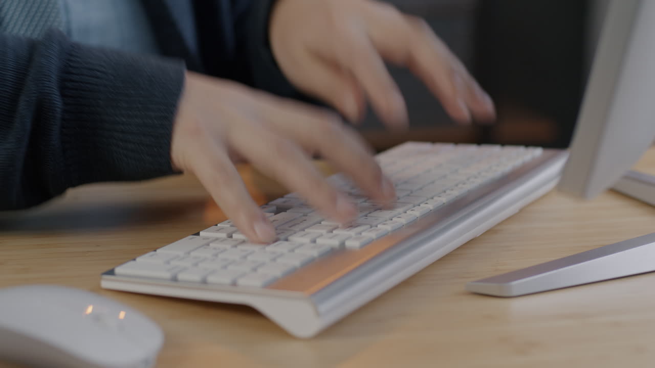 컴퓨터 키보드 에서 타이핑 하는 사람