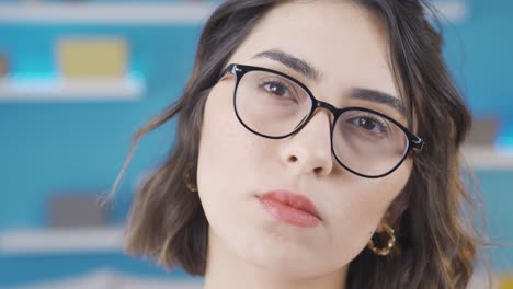 Una-Mujer-Joven-Con-Gafas-Está-Pensando.