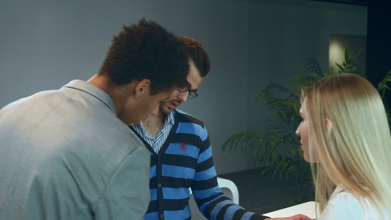 hombres y mujeres multirraciales trabajando en un informe. grupo de mujeres y hombres diversos con tableta en una sala de oficina moderna trabajando con documentos y estadísticas