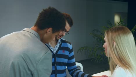 hombres y mujeres multirraciales trabajando en un informe. grupo de mujeres y hombres diversos con tableta en una sala de oficina moderna trabajando con documentos y estadísticas