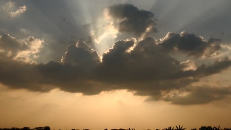 imágenes del cielo crepuscular con nubes a la deriva