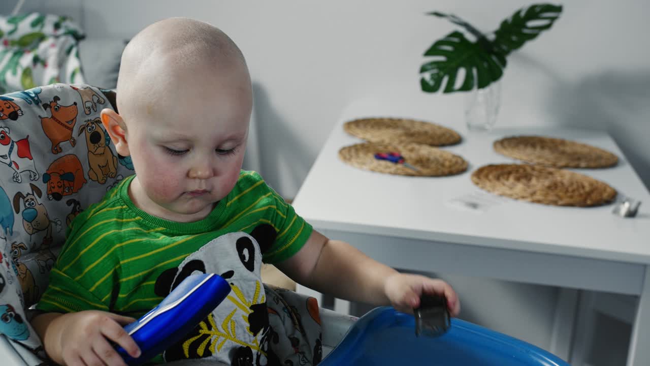 헤어 클리퍼를 가진 작은 소년 가족 헤어스타일, 위생, 아름다움 및 가정에서 자기 관리
