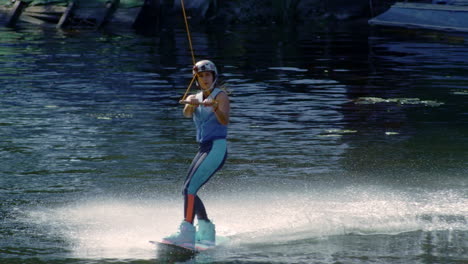 chica delgada esquiando en el agua durante sus vacaciones