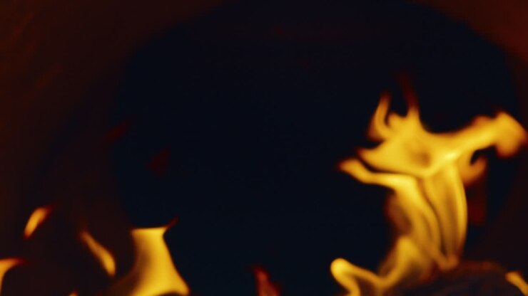 Fuoco al rallentatore nel focolare di un barbecue.