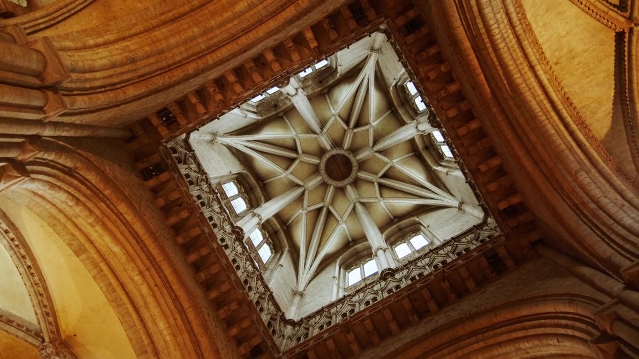 Vista interior hacia arriba de un intrincado techo abovedado de piedra y arcos decorativos dentro de la histórica Catedral de Durham con detallada artesanía medieval.