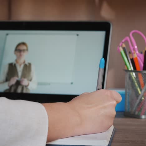 Studentin-Studiert-Zu-Hause-In-Der-Nähe-Des-Online-Konzepts-Der-Laptop-Universität-1