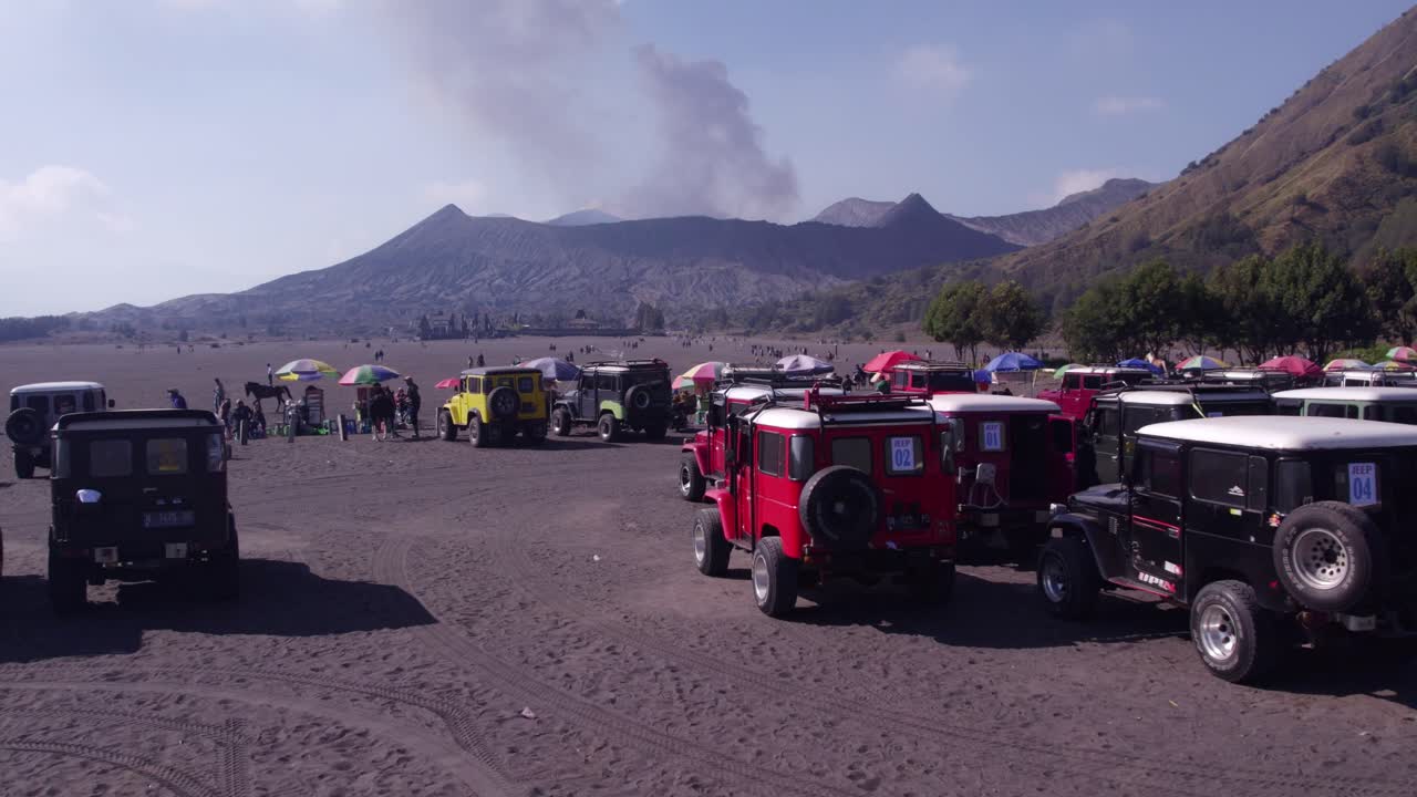 Jip di dekat gunung berapi Bromo yang berasap di Jawa Timur, Indonesia