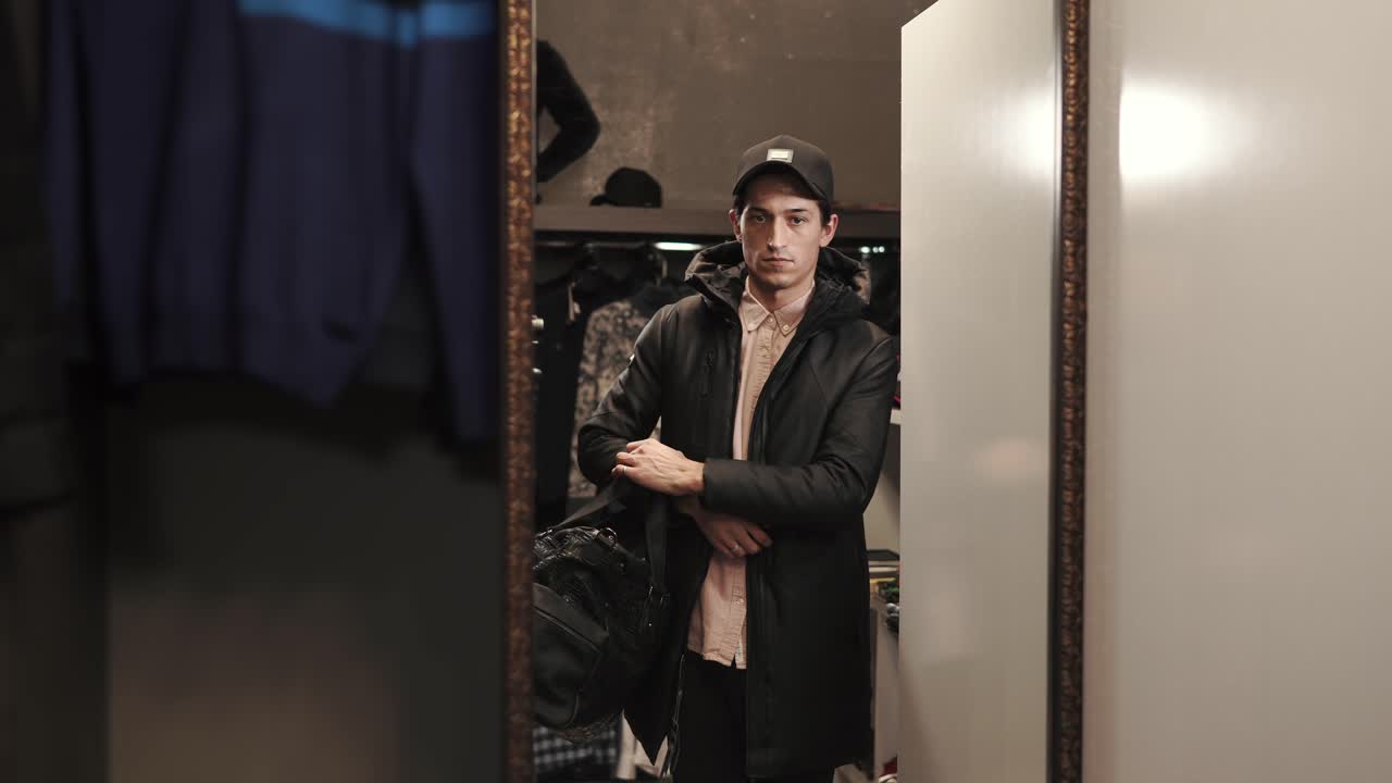 상점 에서 옷 을 시도 하는 사람