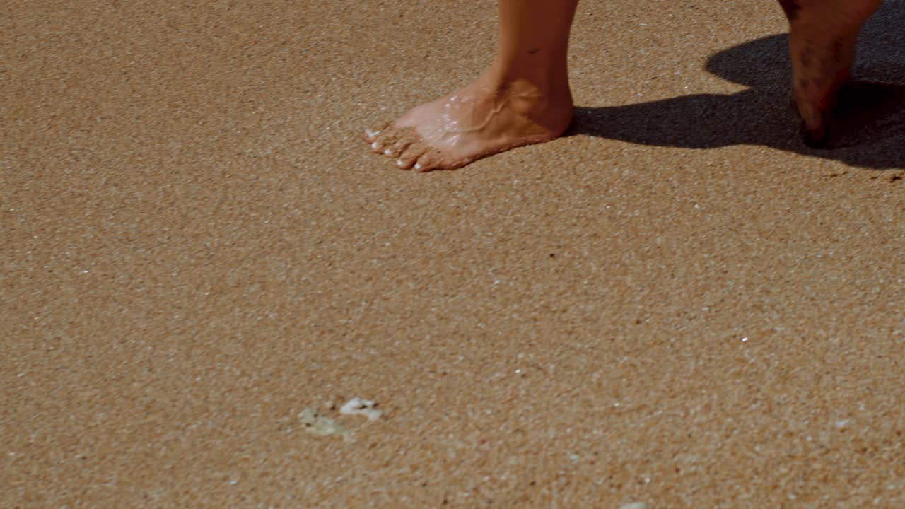 해변에 산책하는 여자