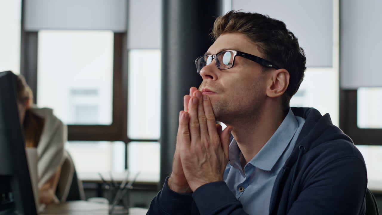 Close-up de gerente cansado analisando dados online. Homem estressado sobrecarregado resolvendo problema.