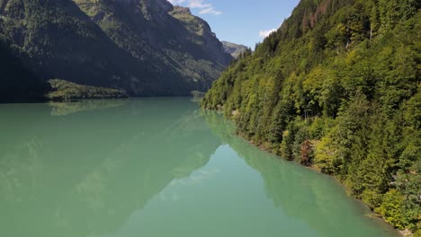 La-Belleza-Y-La-Inmensidad-De-Este-Impresionante-Lago-Y-Sus-Alrededores,-Imágenes-De-Alta-Calidad-De-La-Naturaleza-Cruda-Con-Colores-Vivos-Y-Vivos-Para-Que-Los-Proyectos-Experimenten-La-Tranquilidad-De-Esta-Ubicación-única