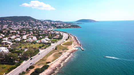 Erstaunliches-Türkisfarbenes-Wasser-An-Der-Ägäischen-Küste-Von-Attika-Sunio,-Gefilmt-Mit-Einer-Drohne