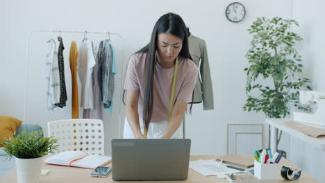 diseñador de moda trabajando en una computadora portátil