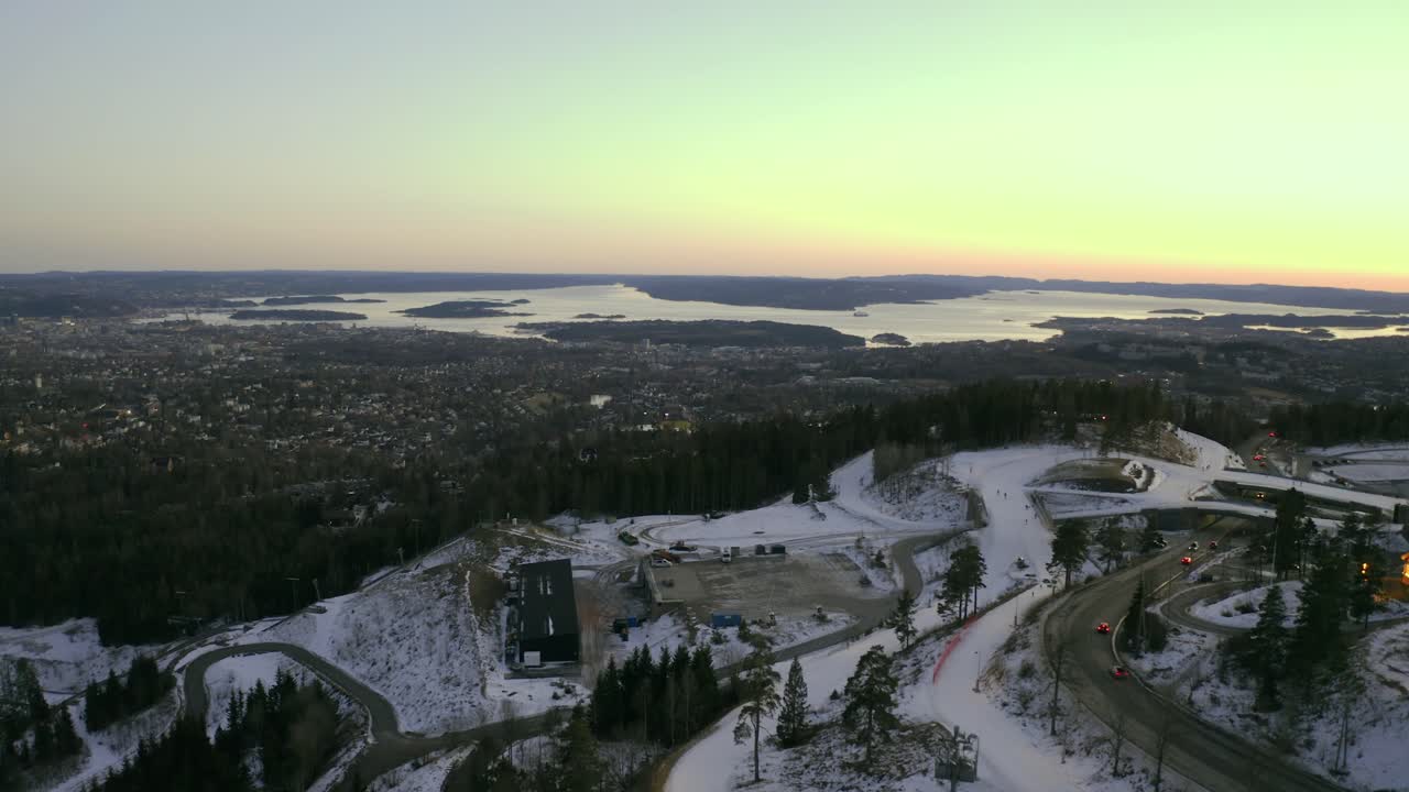 노르웨이 바다와 함께 오슬로 시티 풀백 2, vinterpark winterpark tryvann drone push in 과거 스키 점프 at sunset holmenkollen ski jump